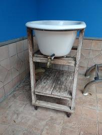 Antica vasca in ghisa con piedistallo 