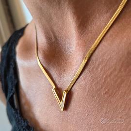 Collana in acciaio oro e inserto in acrilico