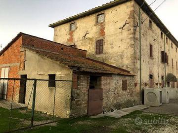 Rustico / Casale di 340 m² con 2 locali e box auto