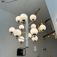 Lampadario a sospensione con bocce di vetro bianco
