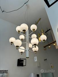 Lampadario a sospensione con bocce di vetro bianco