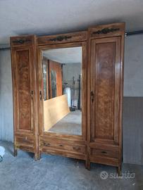 Armadio in legno stile Liberty