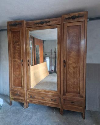 Armadio in legno stile Liberty
