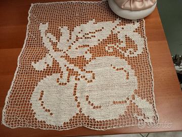 Centrotavola quadrato realizzato in filo di cotone