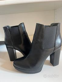 Tronchetto in pelle nero