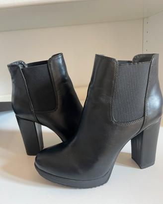 Tronchetto in pelle nero