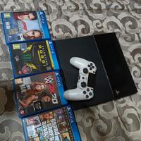 PlayStation 4 con 4 giochi e joystick