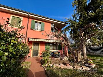 VILLA A SCHIERA D'ANGOLO A SONA