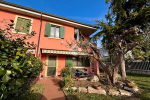 VILLA A SCHIERA D'ANGOLO A SONA