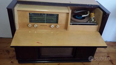 Mobile radio vintage con giradischi philips