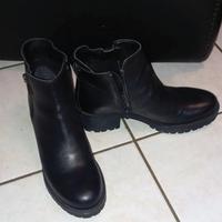 Stivaletti Bata in vera pelle nera con tacco