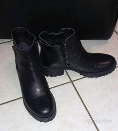 Stivaletti Bata in vera pelle nera con tacco