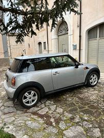 Mini  con motore da riparare .