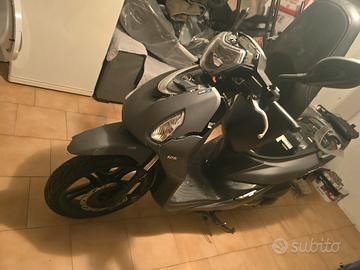 Sym symphony 125cc  2022 
La plastica è strappata 