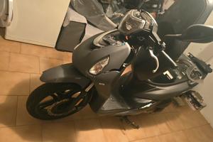 Sym symphony 125cc  2022 
La plastica è strappata 