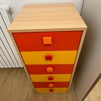 Cassettiera in legno con cassetti colorati-