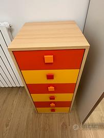 Cassettiera in legno con cassetti colorati-