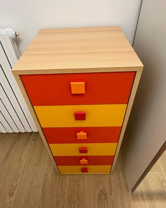 Cassettiera in legno con cassetti colorati-