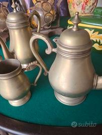 Teiera e tazze in ottone antico, servizio da tè