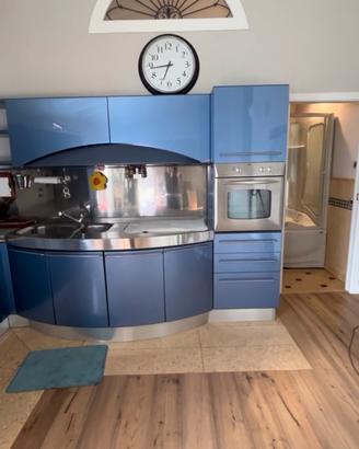 Cucina compresa di elettrodomestrici