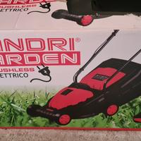 Tagliaerba elettrico solo il cartone rovinato