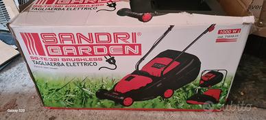 Tagliaerba elettrico solo il cartone rovinato