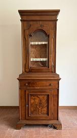 Mobile antico in legno con vetrinetta
