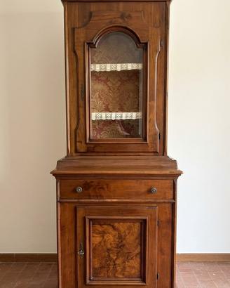 Mobile antico in legno con vetrinetta