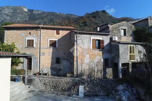 CASA SEMINDIPENDENTE A CASTROCIELO