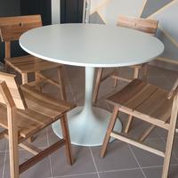tavolo bianco rotondo con sedie