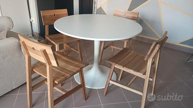 tavolo bianco rotondo con sedie