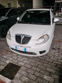 Auto lancia Ypsilon per neo patentati