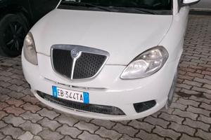 Auto lancia Ypsilon per neo patentati