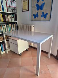 Scrivania in acciaio bianco e vetro satinato