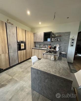 Cucina Mobilturi con elettrodomestici come nuova!