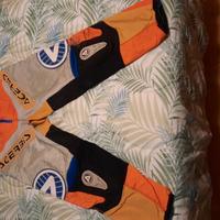 pantaloni, giacca, stivali, casco da fuoristrada
