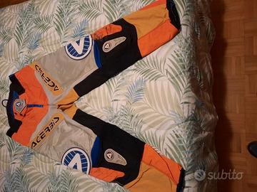 pantaloni, giacca, stivali, casco da fuoristrada