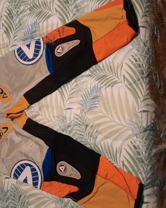 pantaloni, giacca, stivali, casco da fuoristrada