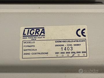 Schermo per proiezione ad abbassamento manuale