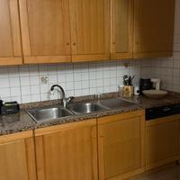 cucina con piano di marmo