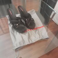 Elegante sandalo di marca