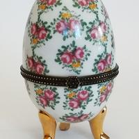 Uovo vintege portagioie di porcellana