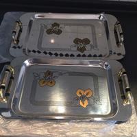 Due vassoi serigrafati, con manici