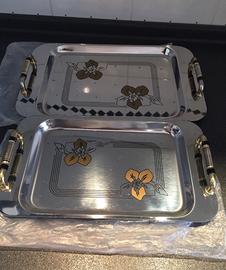 Due vassoi serigrafati, con manici