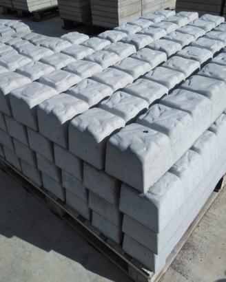 Bordi in cemento grigio