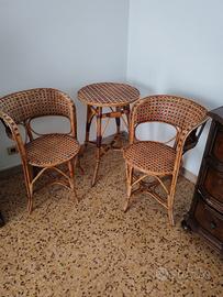 Tavolo con poltrone da esterni o interni in vimini