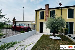 Elegante villetta a schiera in zona esclusiva