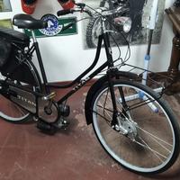 Bicicletta vintage con motore a scoppio
