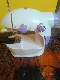 mini macchina da cucire funzionante