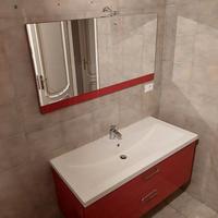lavabo bagno con specchio e colonna